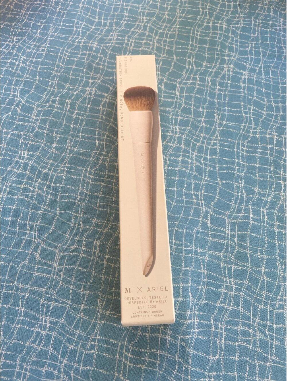 D106 New  x Ariel A24 Foundation Brush